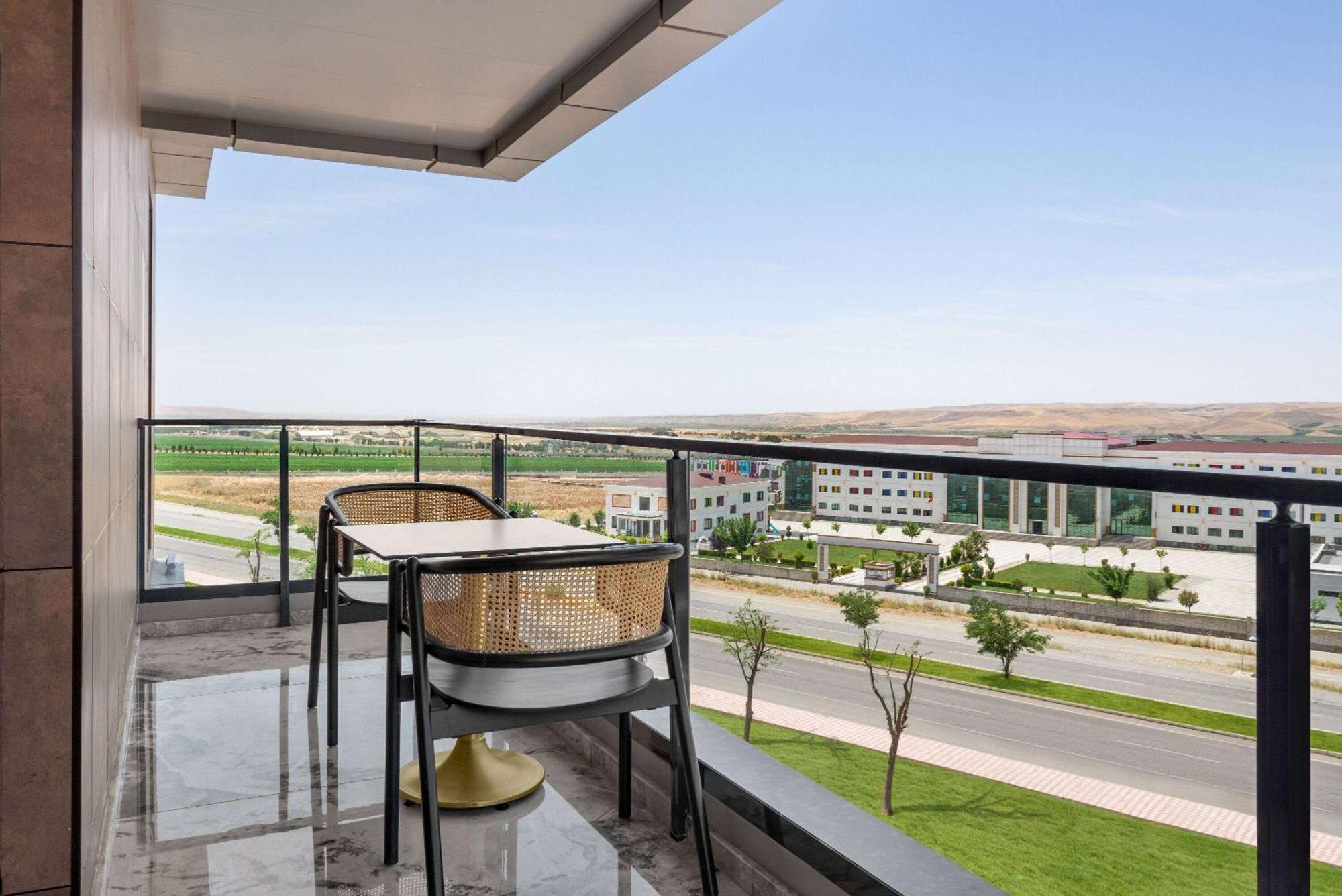Ramada Plaza By Wyndham Batman Hotel Exterior foto